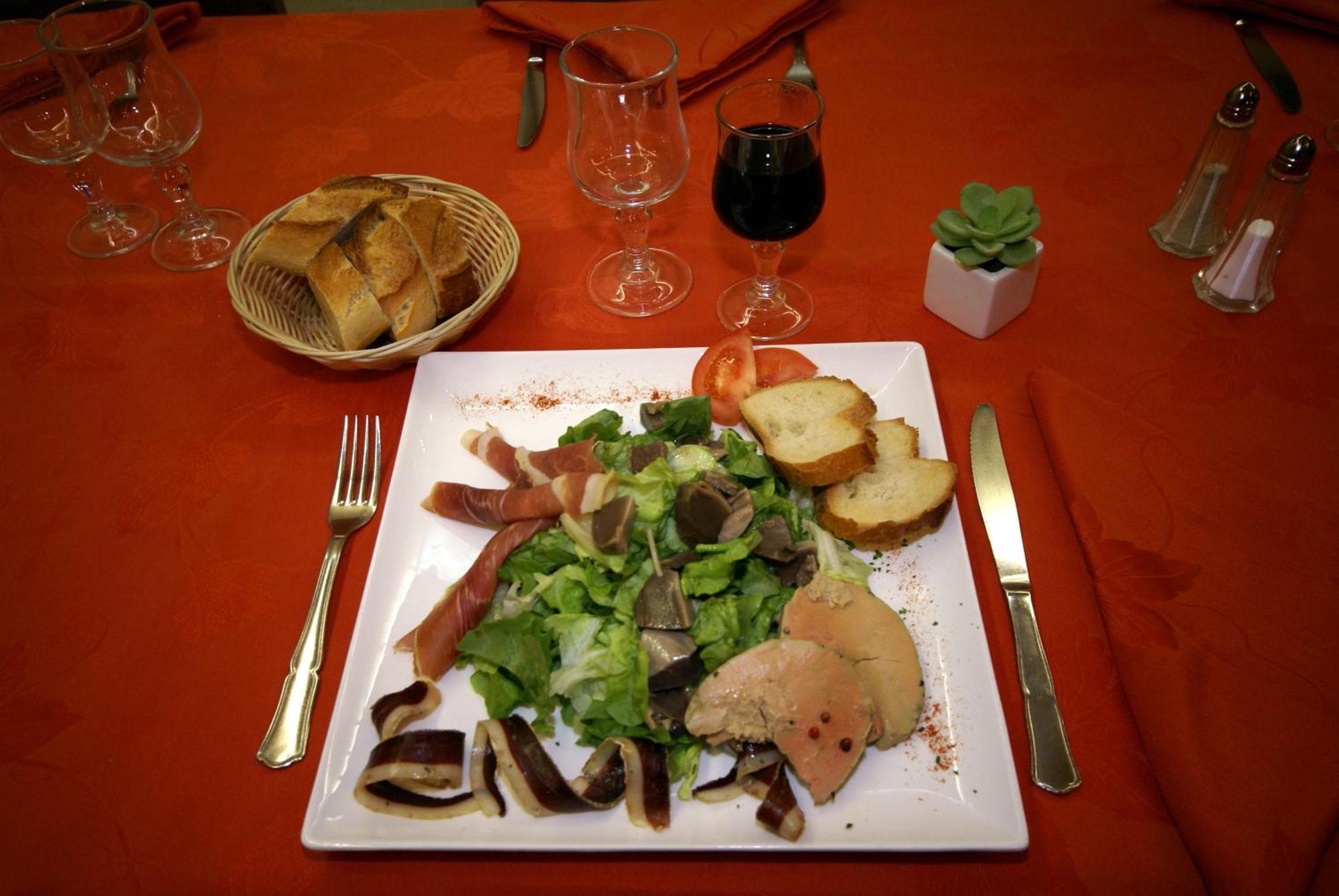 Hotel Restaurant Du Lauragais Logis De France Villefranche-de-Lauragais Bagian luar foto