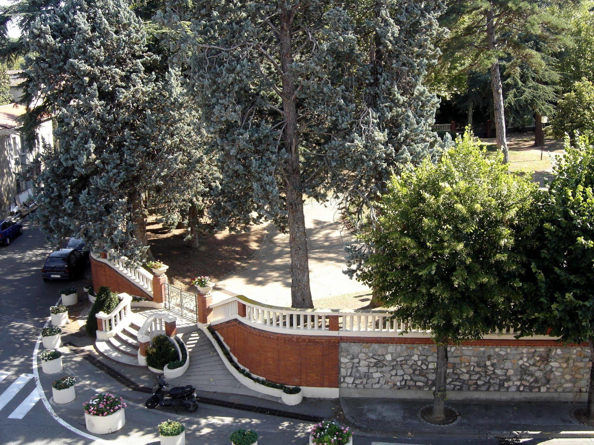 Hotel Restaurant Du Lauragais Logis De France Villefranche-de-Lauragais Bagian luar foto