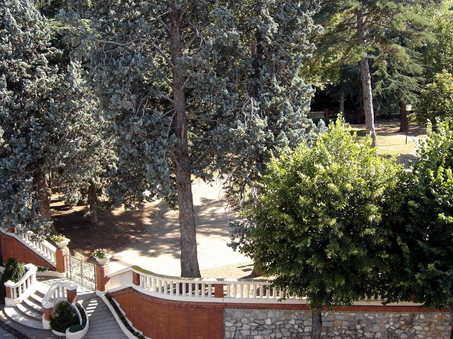 Hotel Restaurant Du Lauragais Logis De France Villefranche-de-Lauragais Bagian luar foto